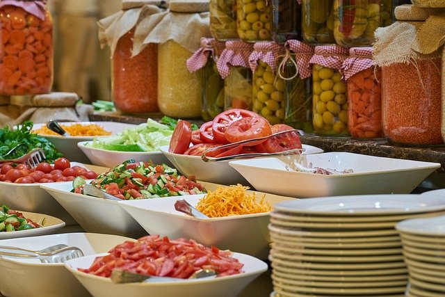 Làm thế nào để giữ cho khu vực trưng bày thực phẩm luôn sạch sẽ tại nhà hàng buffet?