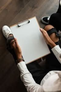 Người cầm checklist giấy minh hoạ quy trình thu mua