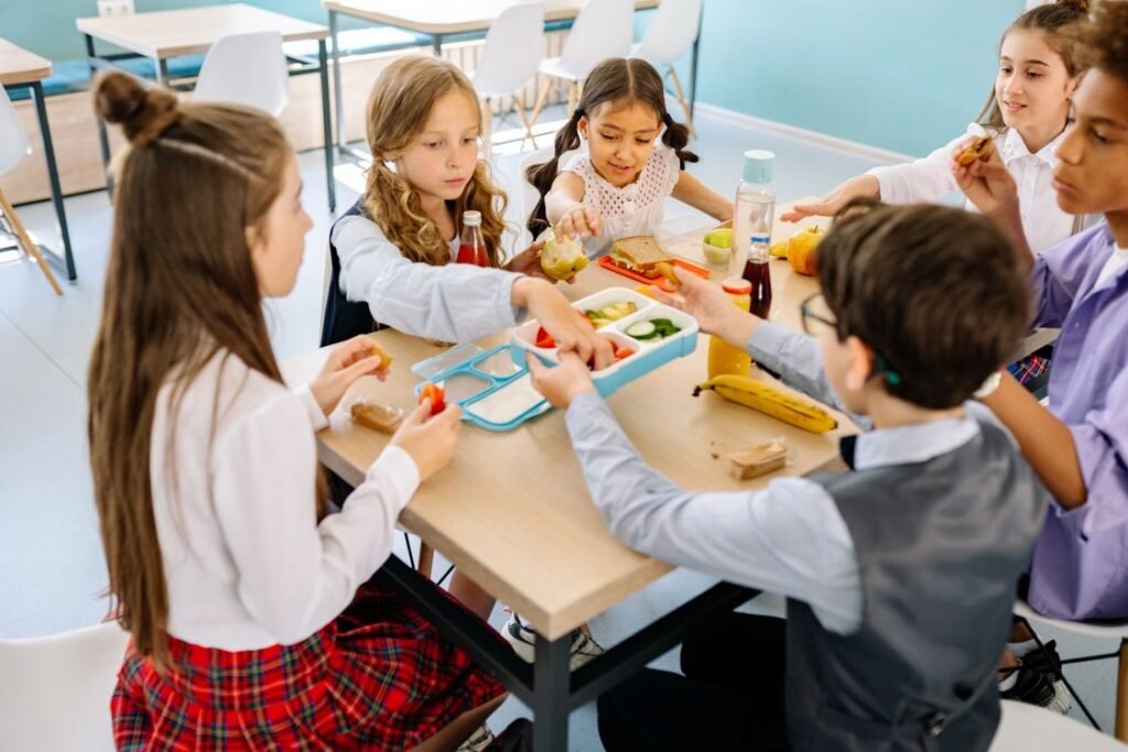 Học sinh trong giờ ăn tại canteen trường học
