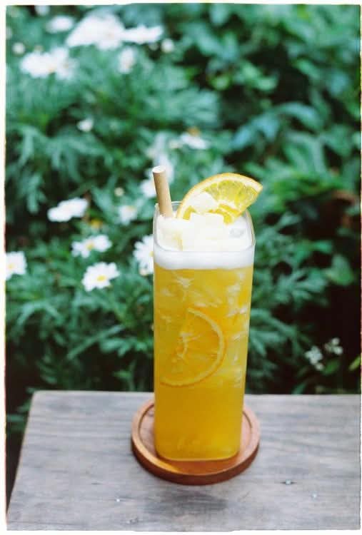 Ly trà trái cây ít đá minh hoạ xu hướng menu mùa của chuỗi cà phê